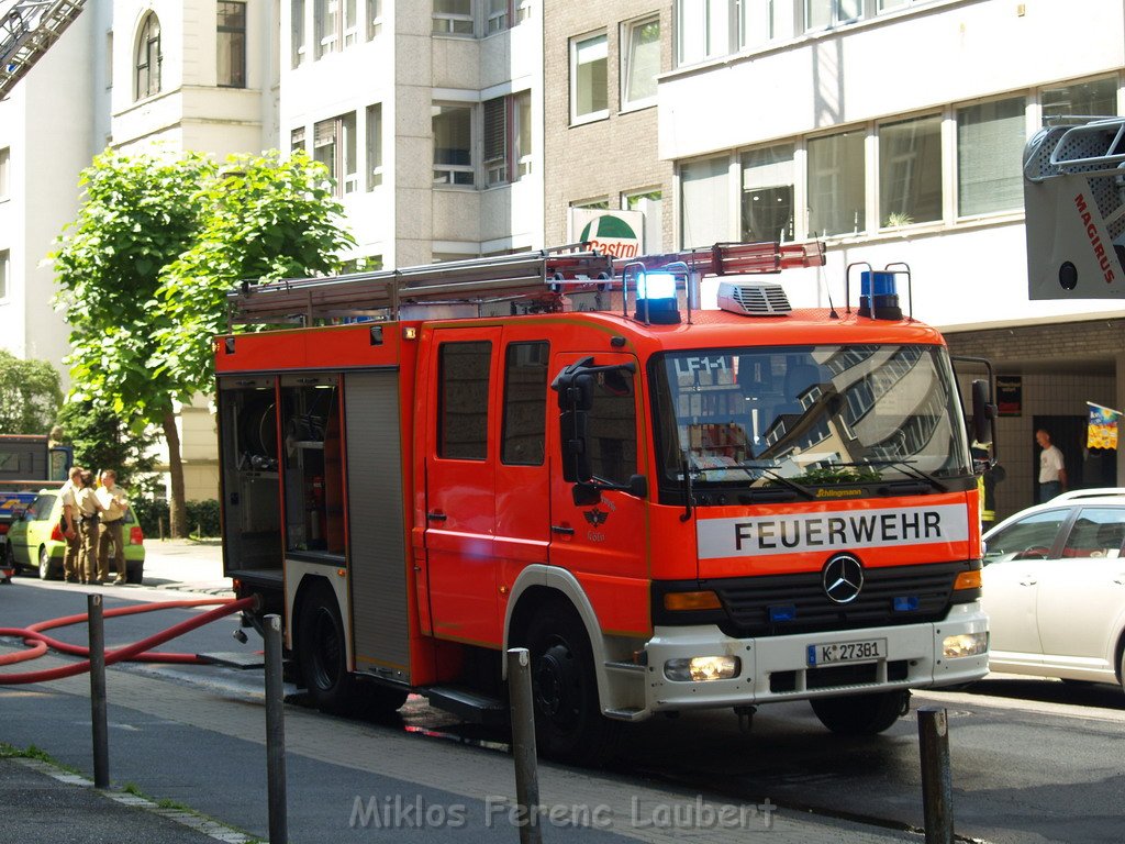 Brand Flachdach Koeln Agnesviertel  Huelchratherstr   P083.JPG